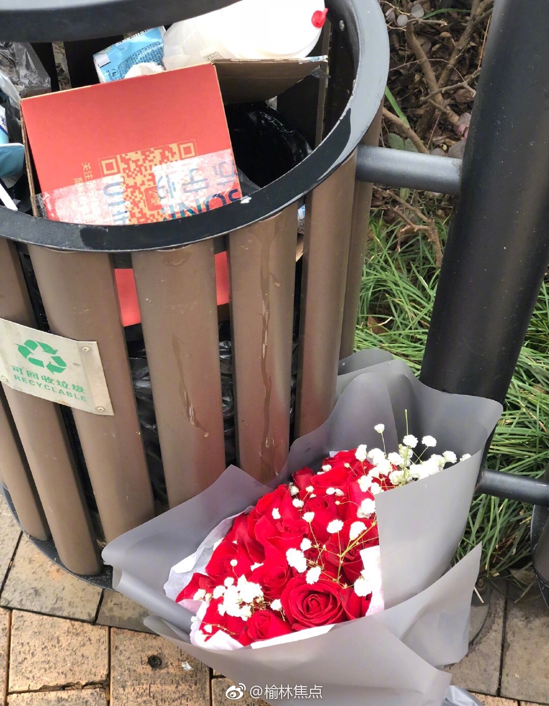 生活需要短暂的仪式感看着周围安静的城市以及路边被扔掉的玫瑰花笑