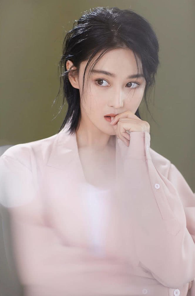 张馨予美得不像话,身穿粉色西装搭配利落的短发,帅到没朋友!