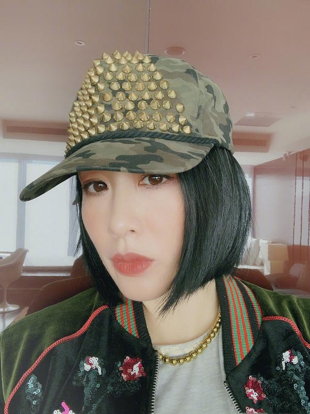 钟丽缇终于换发型,清新短发配铆钉帽变不羁少女,少女气质惊艳