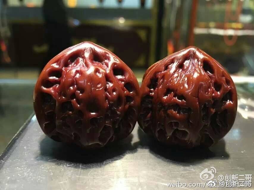 何谓文玩核桃先借用乾隆皇帝的一首诗来做个诠释掌中旋日月