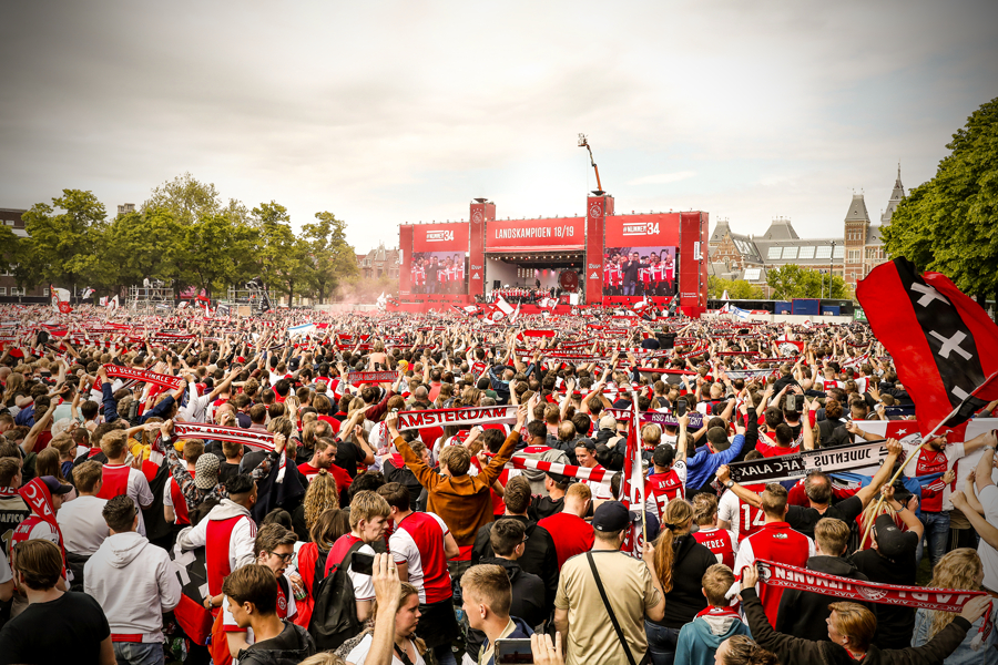 阿贾克斯球迷庆祝联赛夺冠!