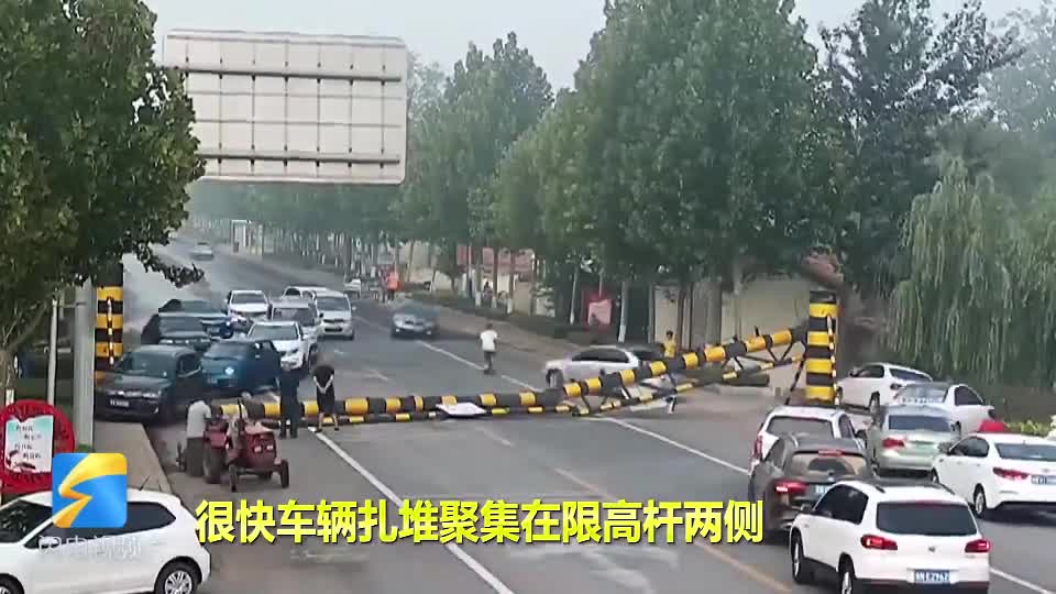 49秒 德州一大货车硬闯限高杆撞倒后竟然淡定逃逸