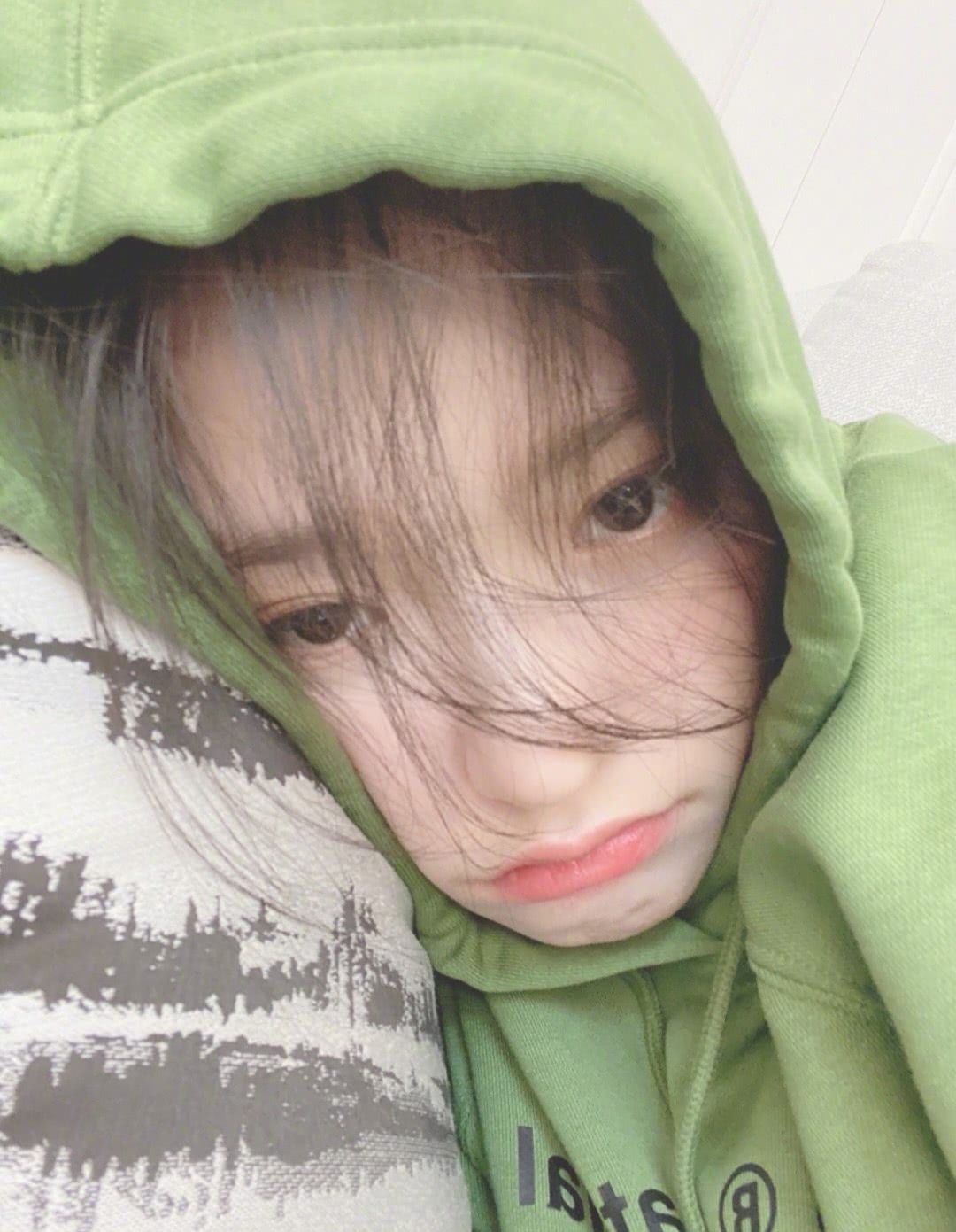 林允分享自拍美照,一身牛油果卫衣超显嫩,素颜皮肤太真实