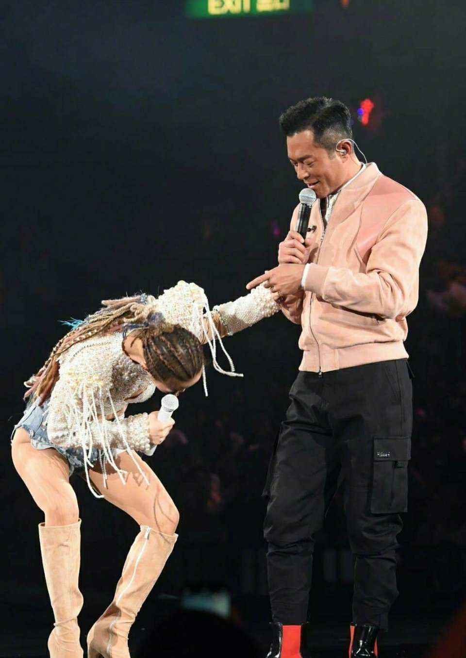 郑秀文演唱会上古天乐现身和郑秀文一起合唱默契