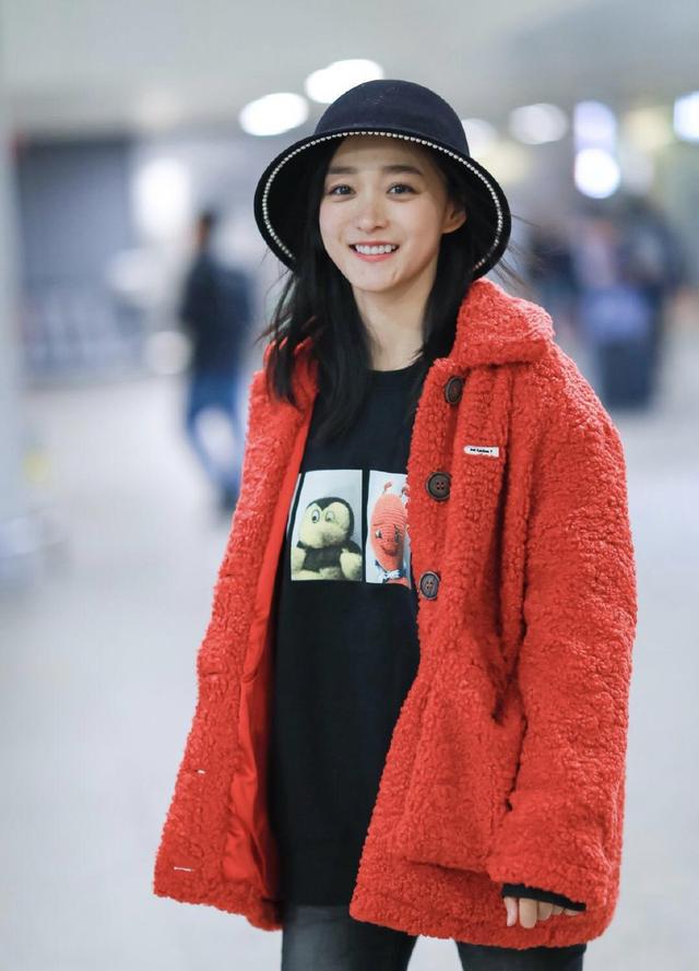 "帽子精"何泓姗太会穿,红色羊羔毛外套内搭卫衣,洋气又有气质