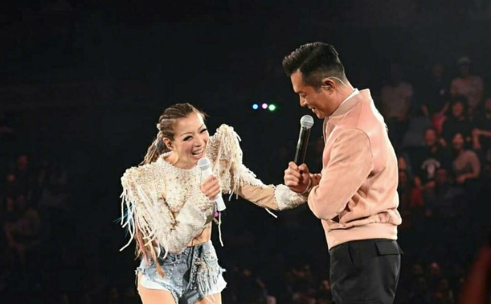郑秀文演唱会上古天乐现身和郑秀文一起合唱默契