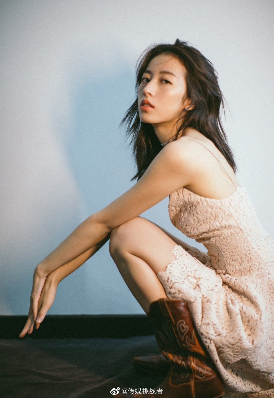 周雨彤这姑娘身材真好本身就是一张刀削脸辨识度高眼神吸引人