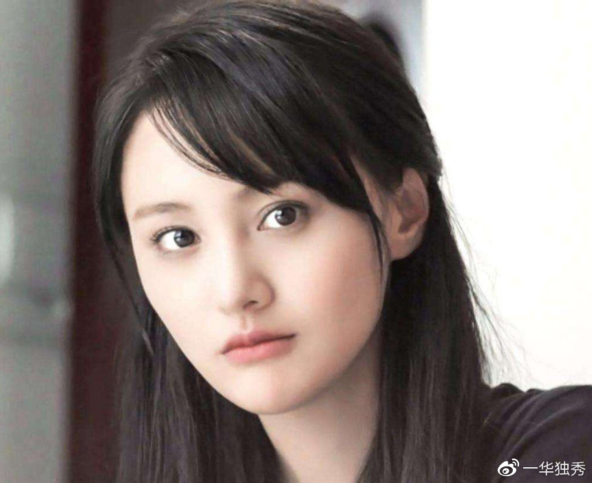 郑爽又变样了:下巴鼻子更尖了,脸更削了,眼神像陈晓旭了