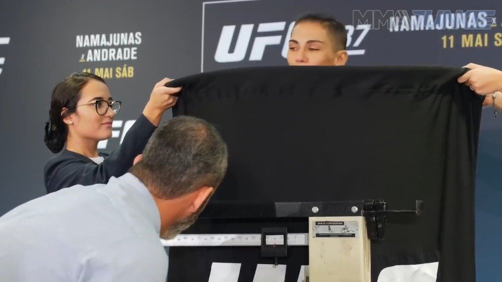 ufc237首次称重,玫瑰vs安德拉德.安德拉德这也脱光了