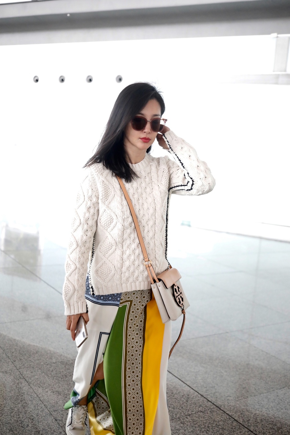 李冰冰黑超遮面现身机场 拖地长裙温婉动人风情万种