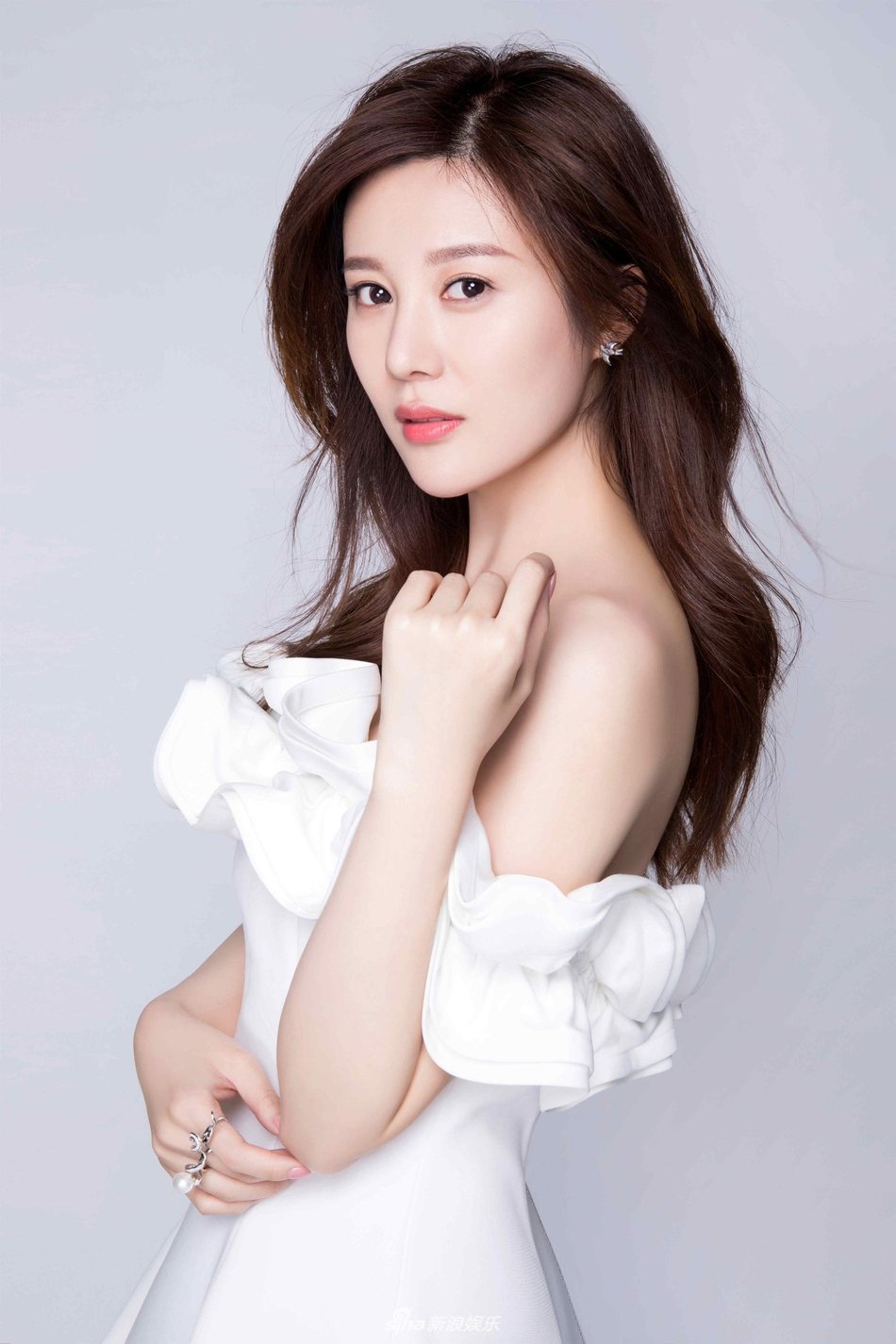 邬靖靖纯白写真上线荷叶边抹胸裙干净优雅浅笑盈盈