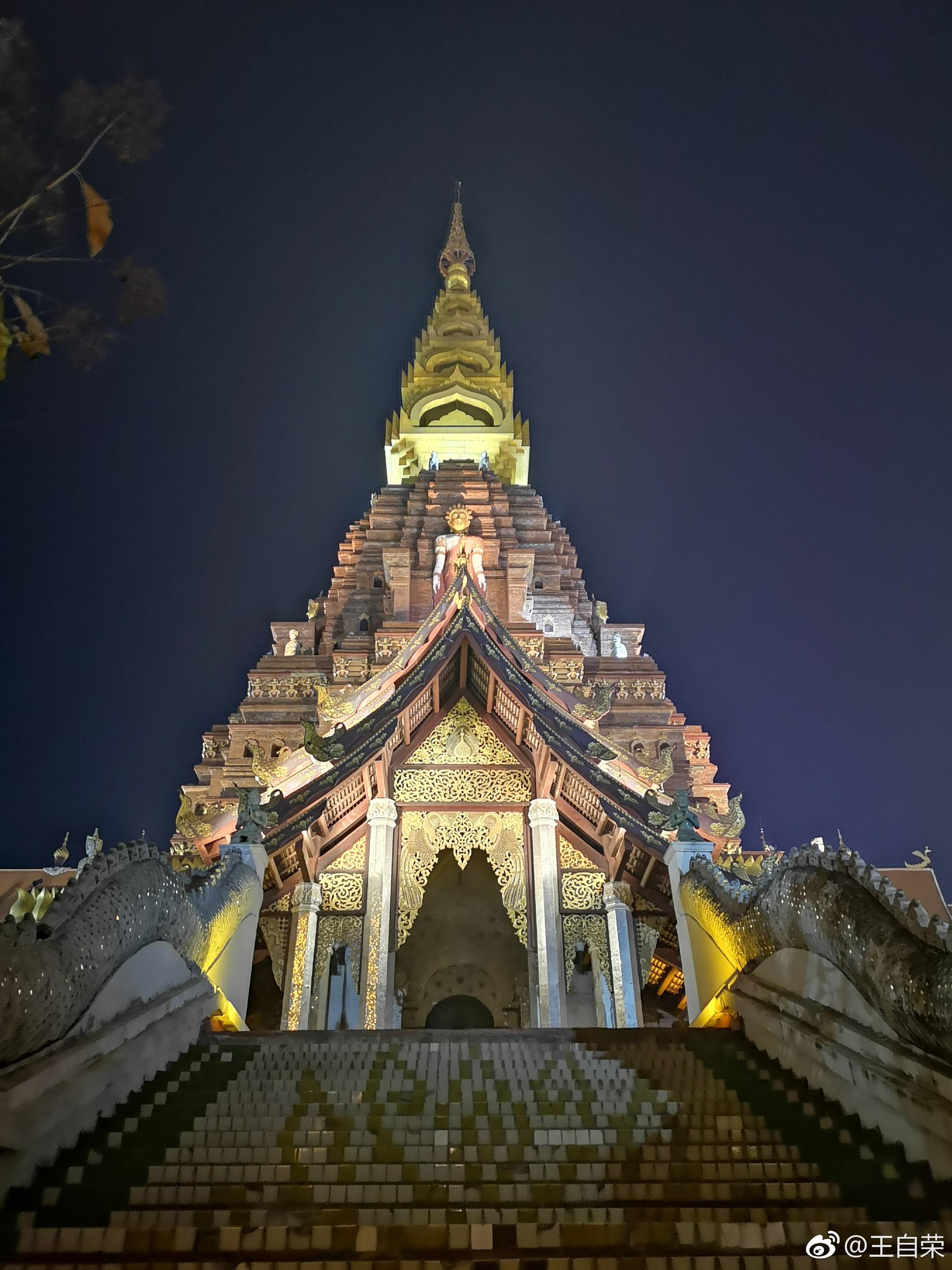 西双版纳景洪市大金塔寺之夜