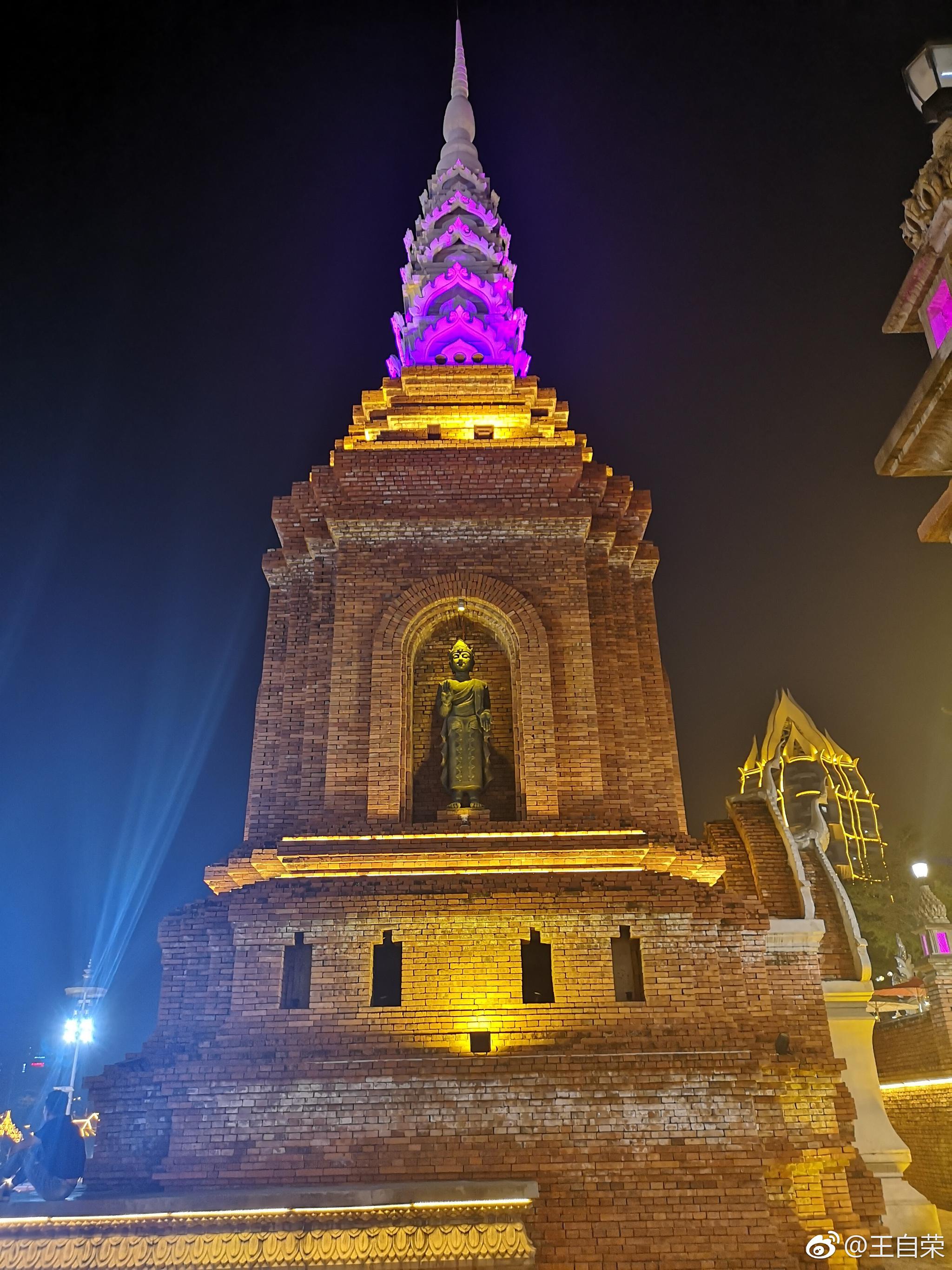 西双版纳景洪市大金塔寺之夜