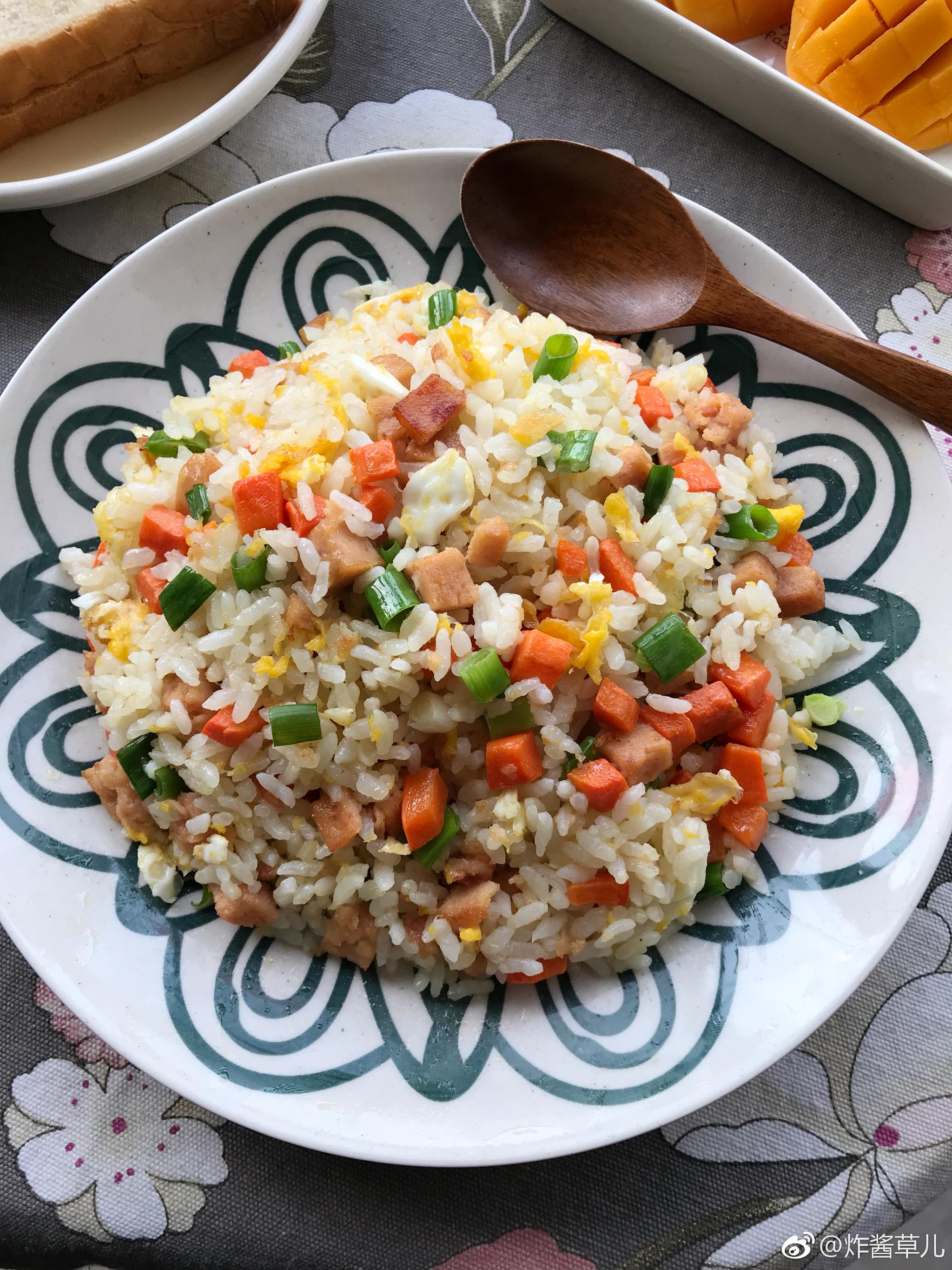 火腿蛋炒饭,全麦吐司,乳酸菌,芒果.清理冰箱下午要出门