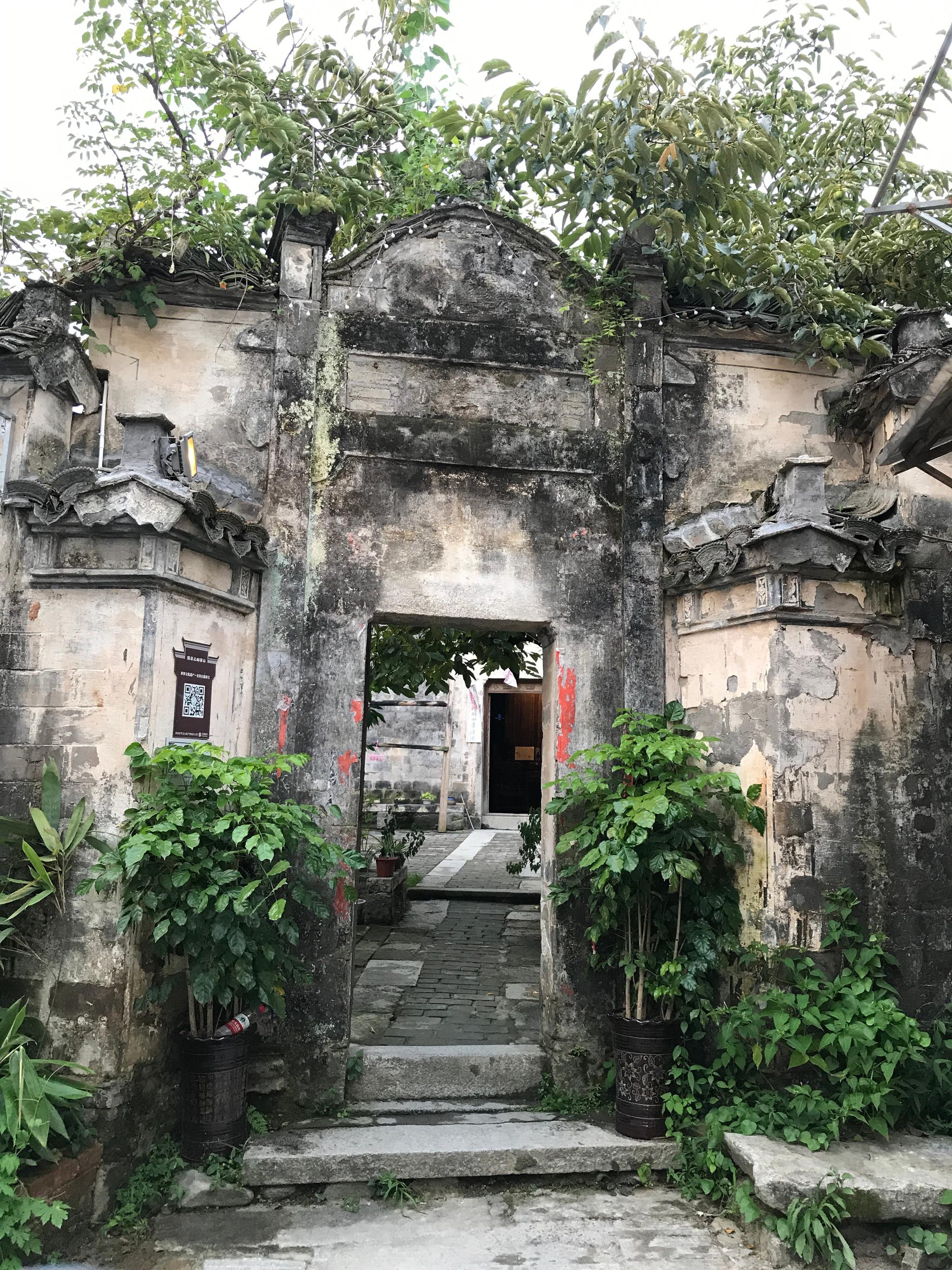 昨晚订了一间宏村中民宿 斑驳的老房子 内部重新装修 空调一开