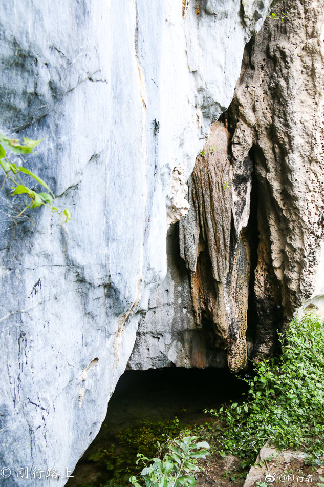 三亚的落笔洞是1992年3月考古学家在落笔洞发现一万年前的三亚遗址