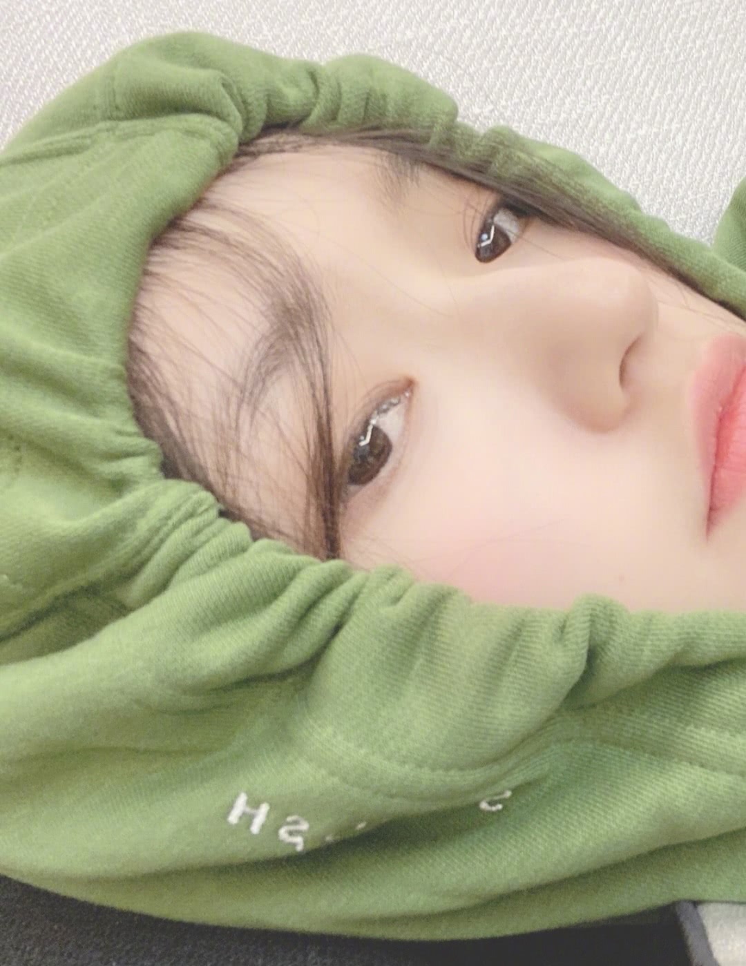 林允分享自拍美照,一身牛油果卫衣超显嫩,素颜皮肤太真实