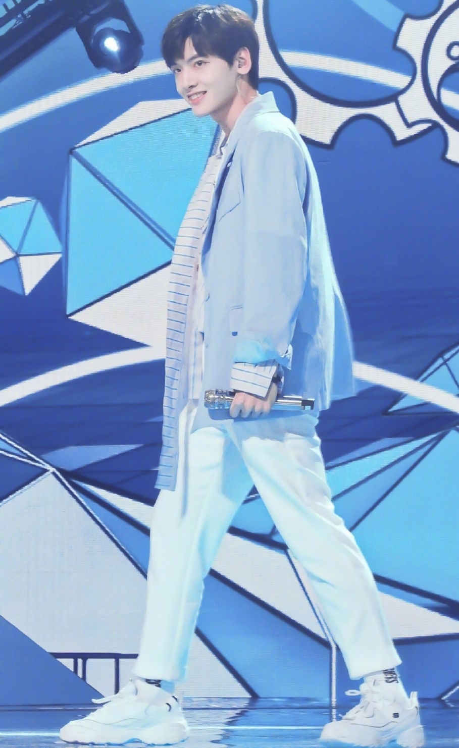 是融光蓝色的少年 举手投足都散发着柠檬草般清爽