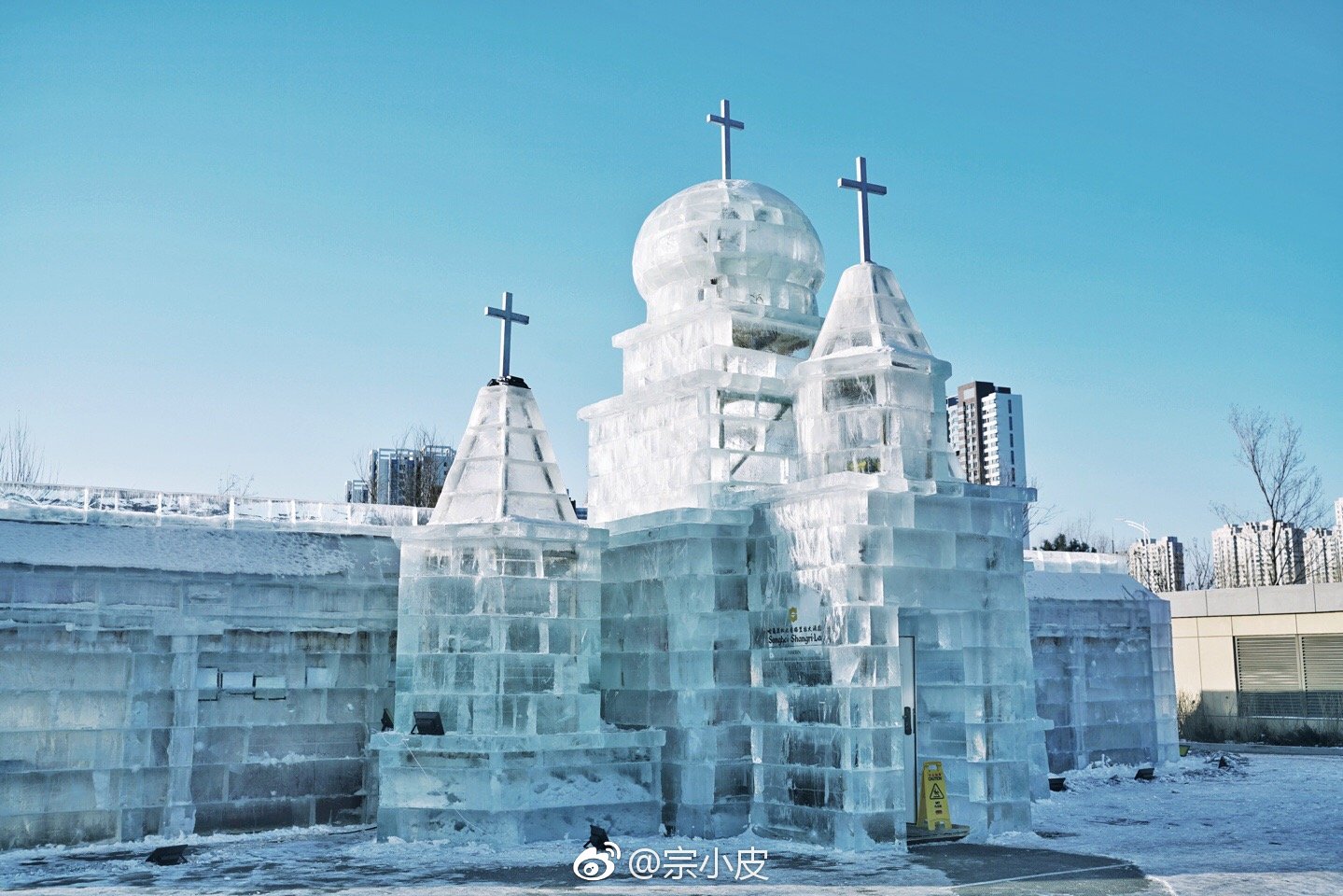 来哈尔滨一定不能错过的就是去香格里拉酒店的冰宫吃火锅