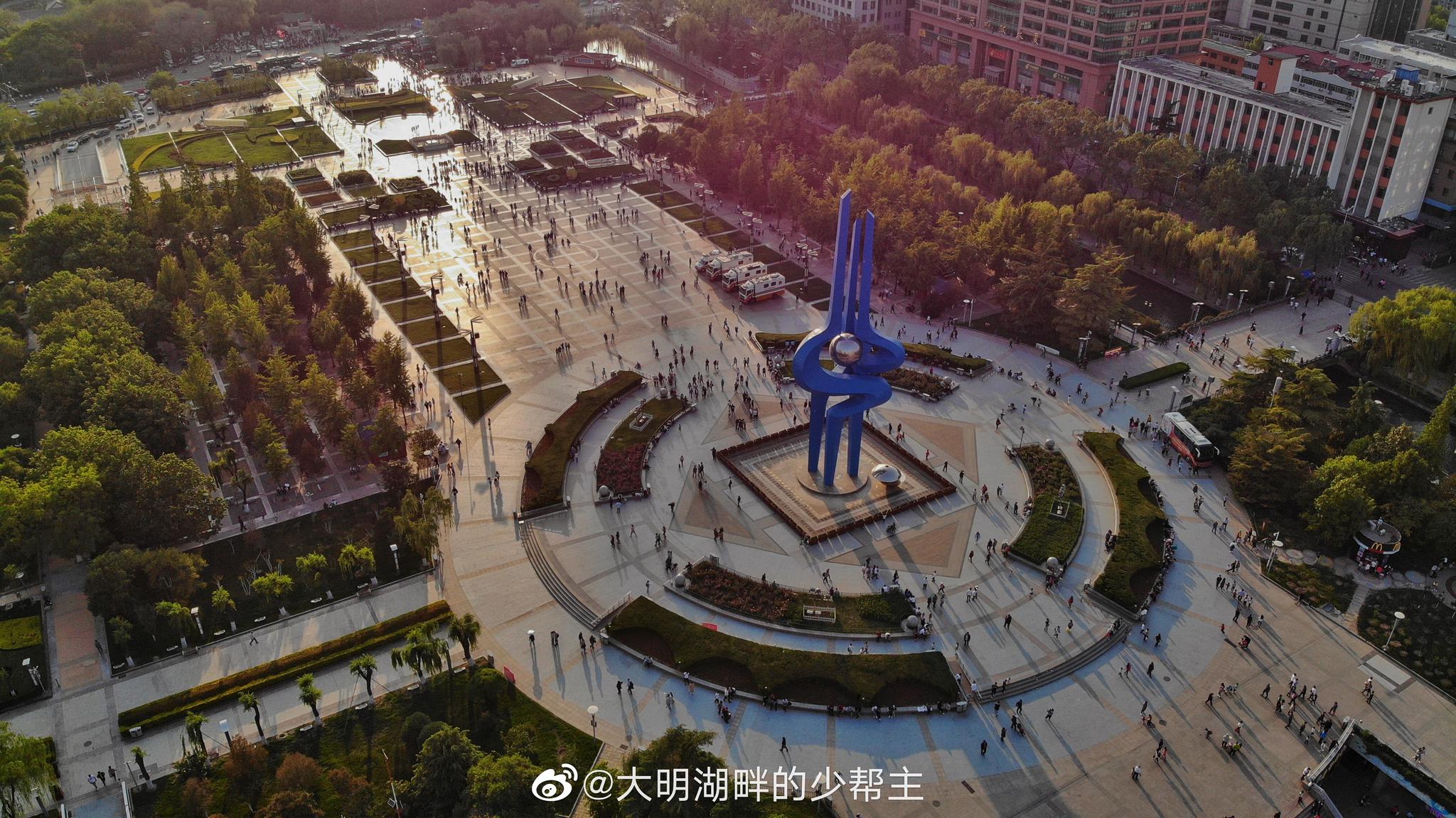 要说济南在五一假期哪里人最多?泉城广场肯定算一个
