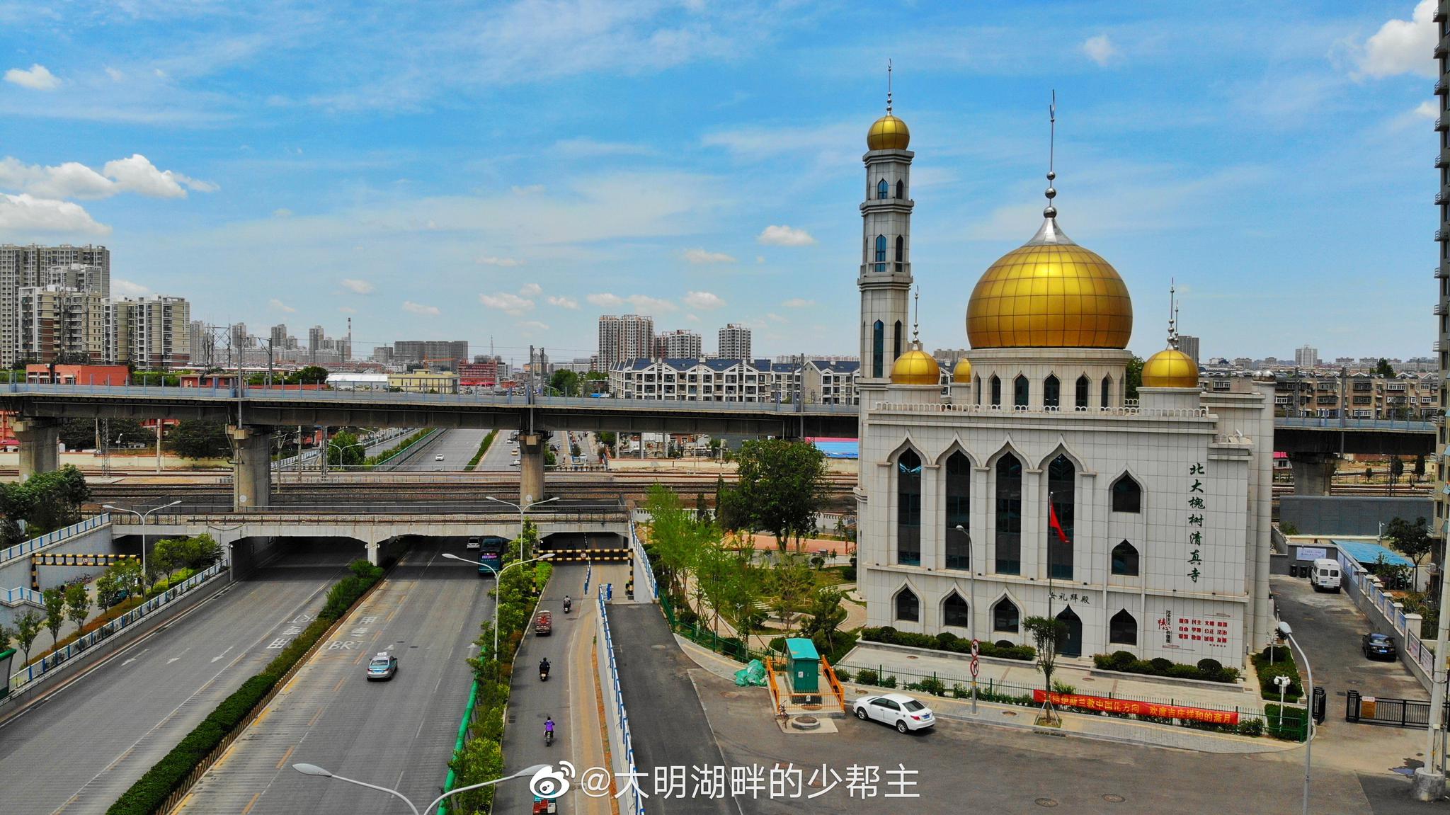 济南纬十二路的地标异域风情的北大槐树清真寺始建于明弘治年间