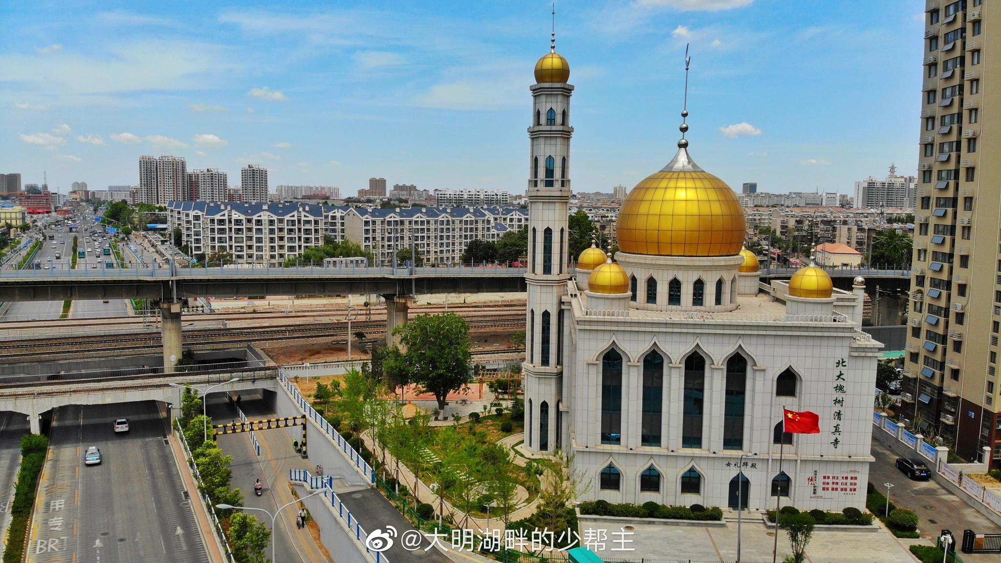 济南纬十二路的地标异域风情的北大槐树清真寺始建于明弘治年间