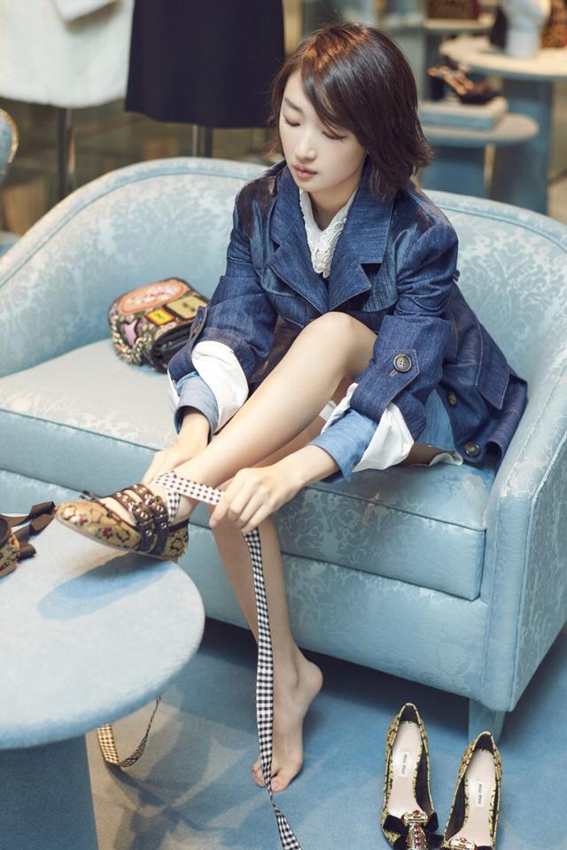 网友被她蹲下穿鞋的表情萌到了!周冬雨走秀把高跟鞋走掉了.