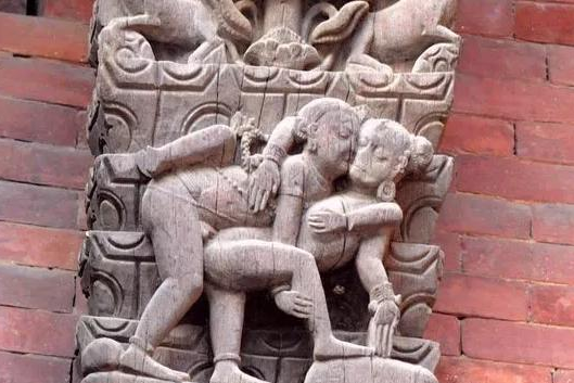 尼泊尔让人"害羞"的寺庙, 门口雕像姿势大胆, 游客: 不敢看