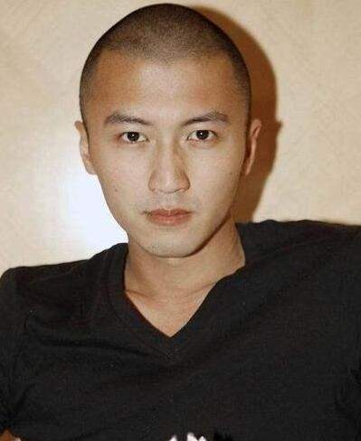 谢霆锋光头依旧帅气.