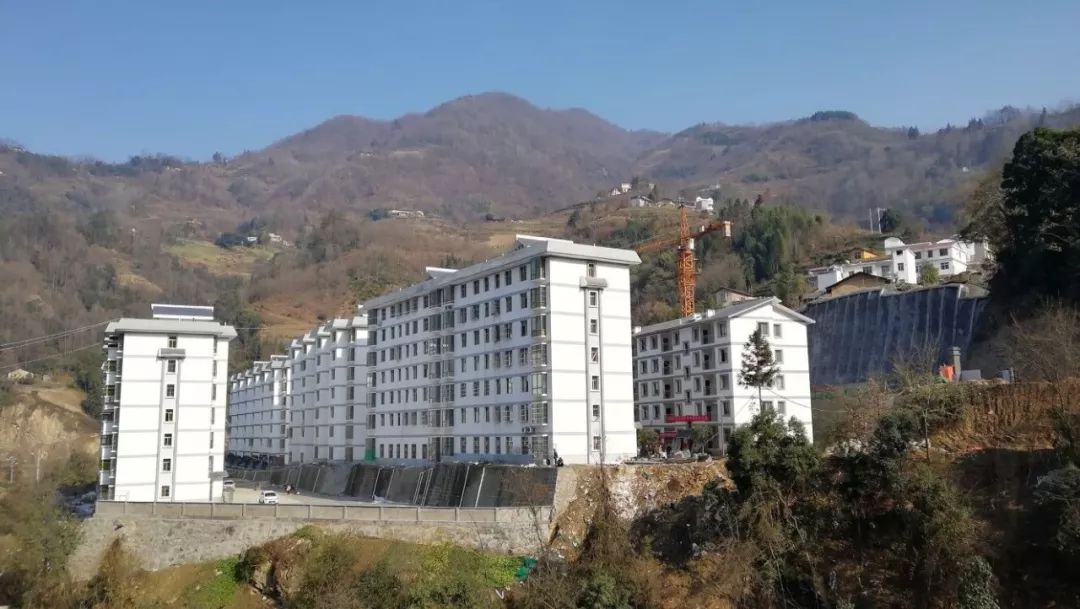 12月12日早晨,紫阳县高桥镇桂花树移民搬迁安置小区第四批选房大会如