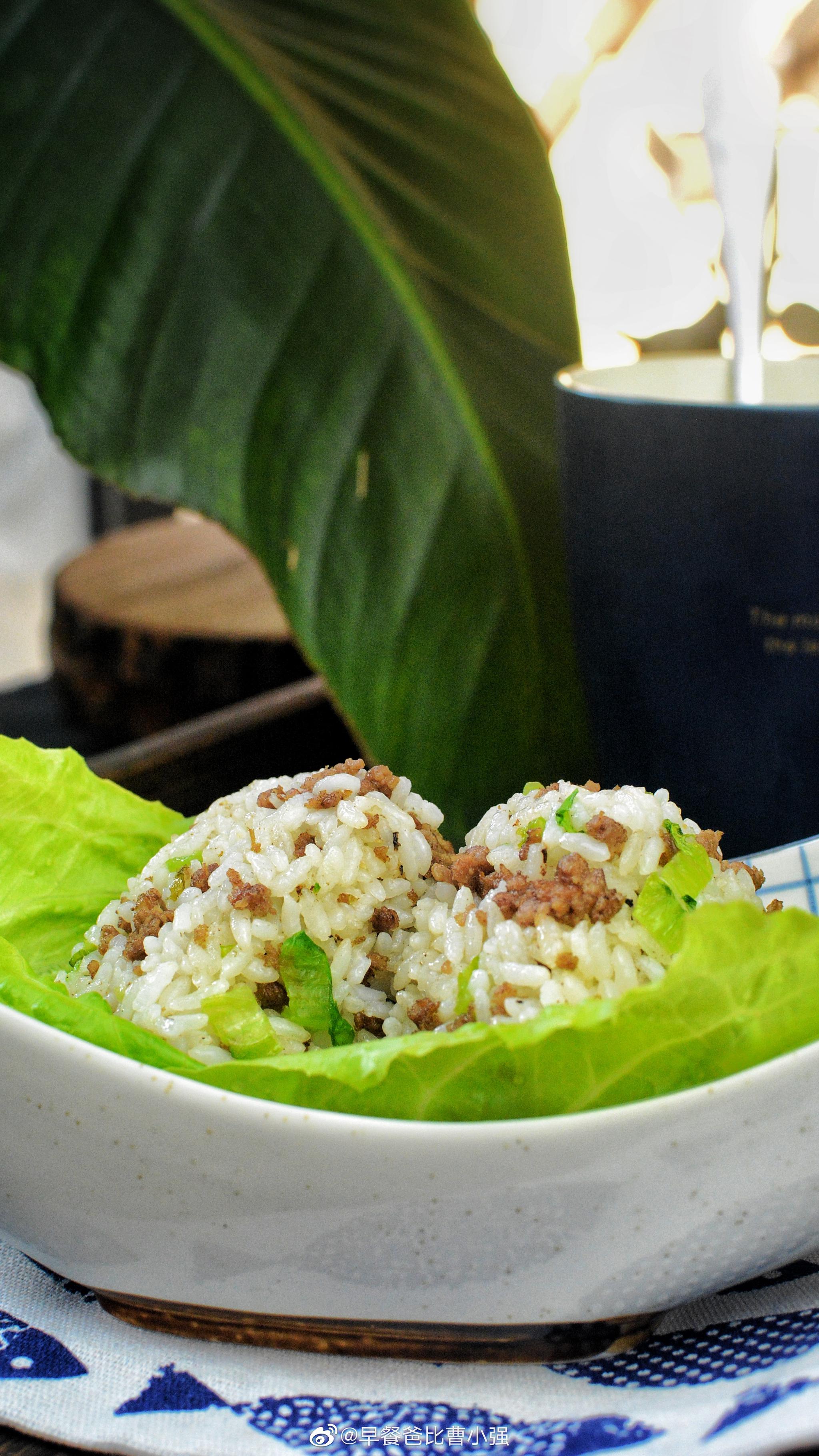 今天早餐生菜牛肉饭团现磨花生露大家早上好周末愉快