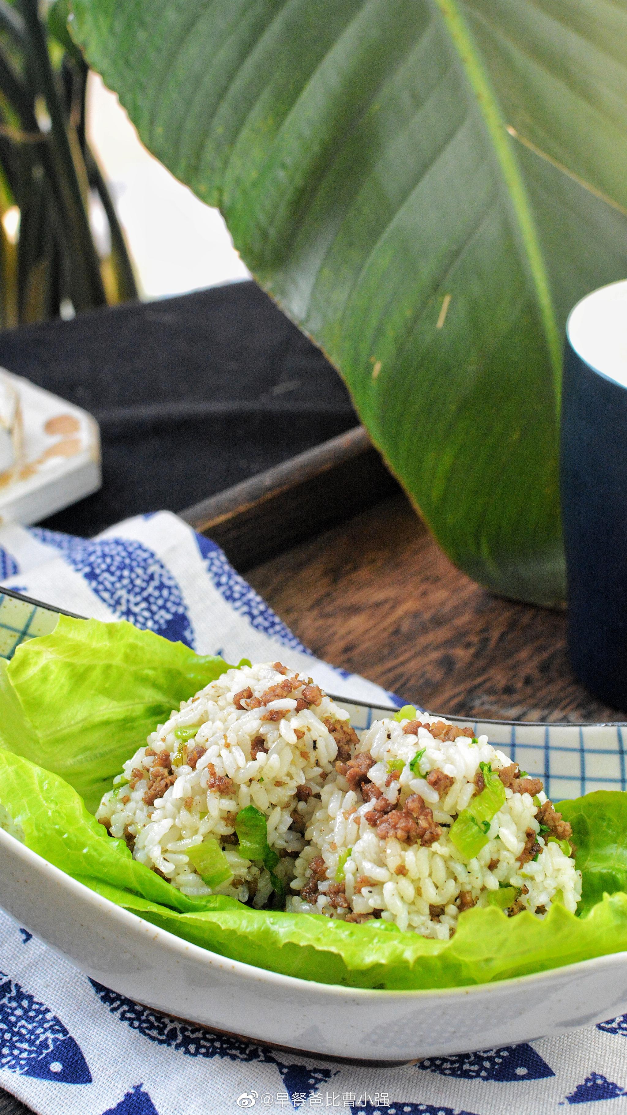 今天早餐生菜牛肉饭团现磨花生露大家早上好周末愉快