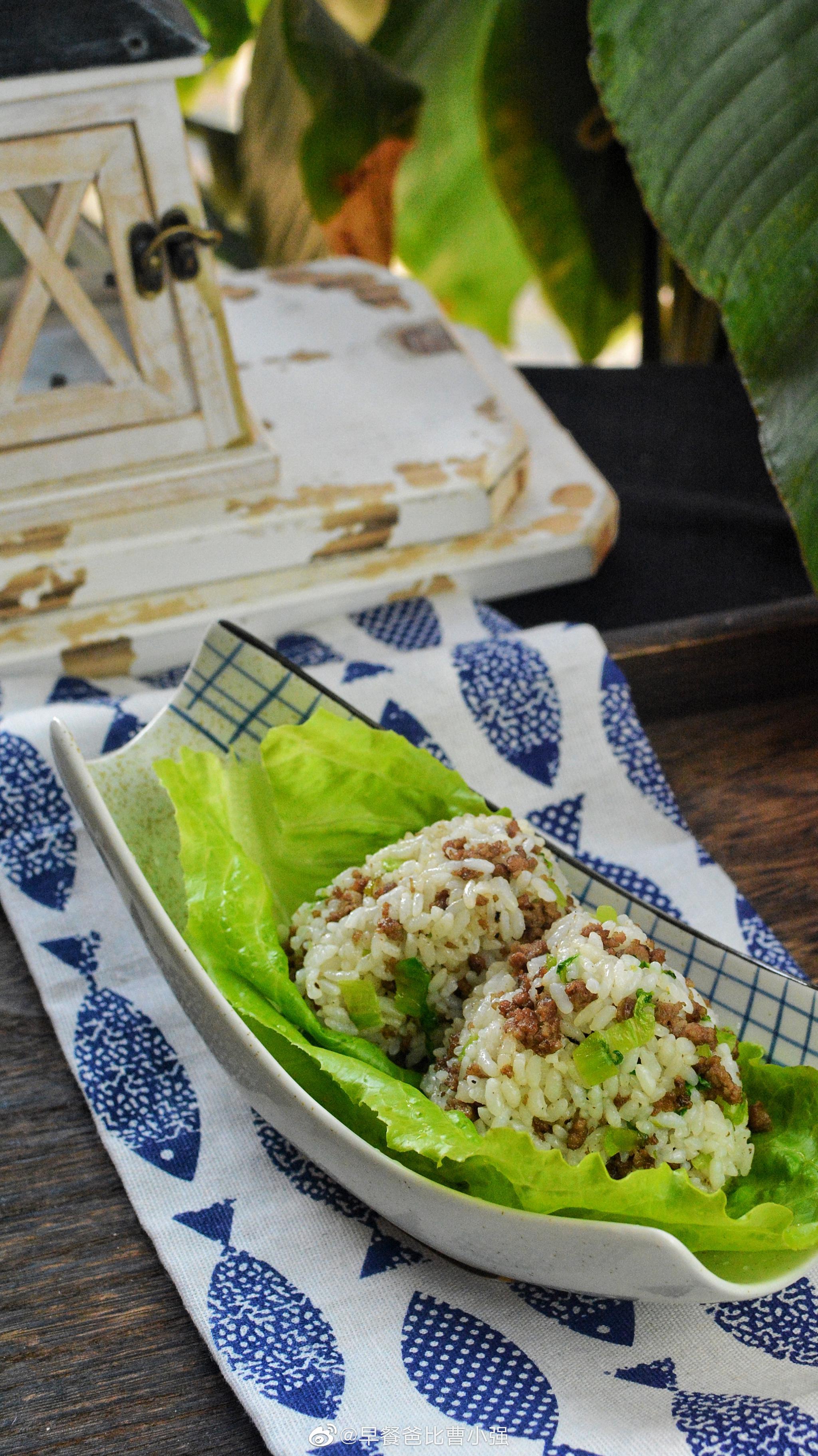 今天早餐生菜牛肉饭团现磨花生露大家早上好周末愉快