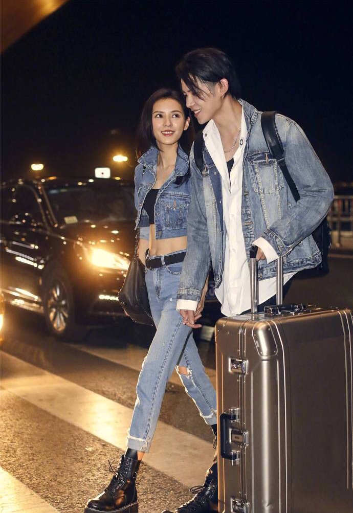 张予曦牵手男友陈柏融机场甜蜜撒糖帅男靓女相当养眼
