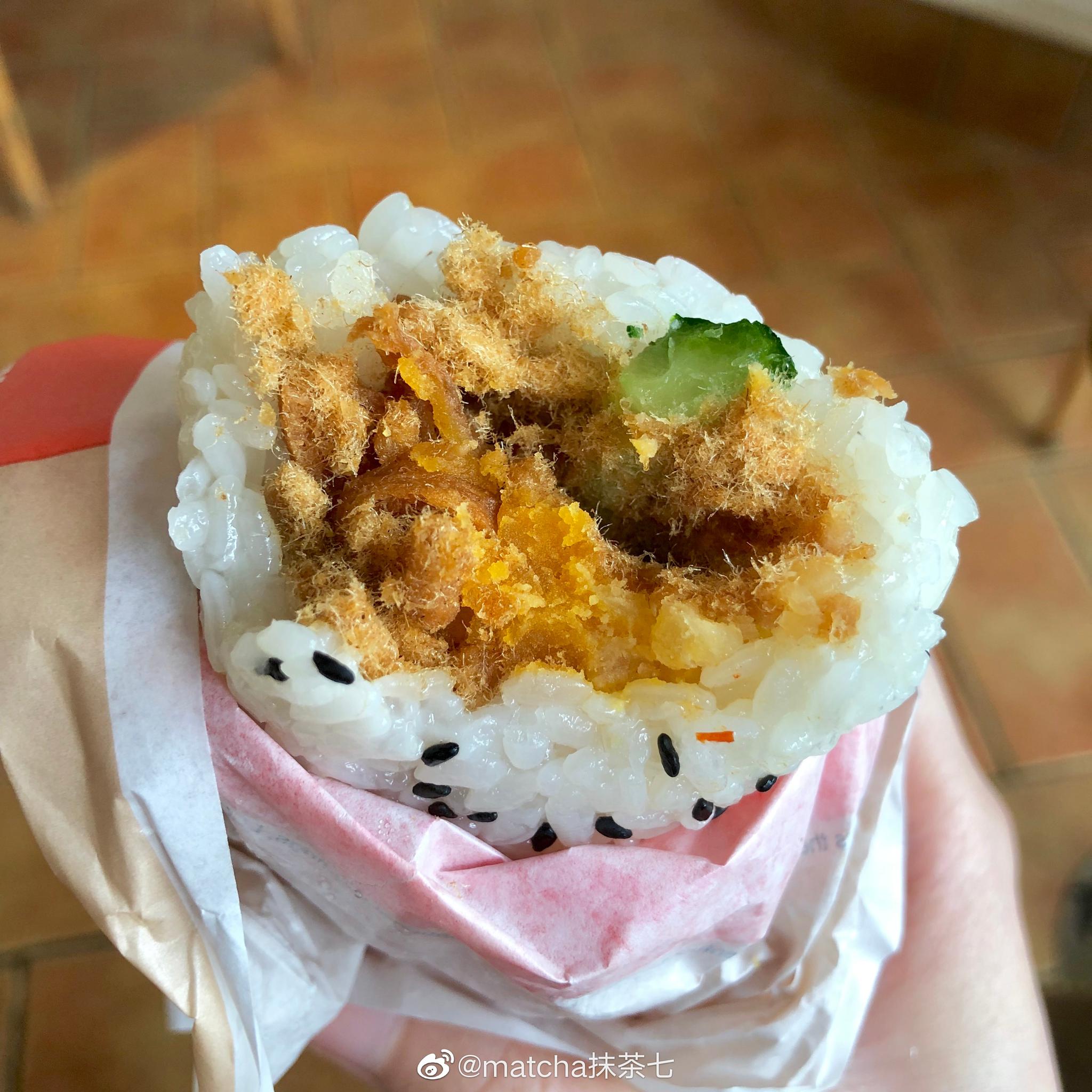 早啊各位 金沙饭团超好吃诶料很足kfc泡菜肥牛帕尼尼更适合午餐吧