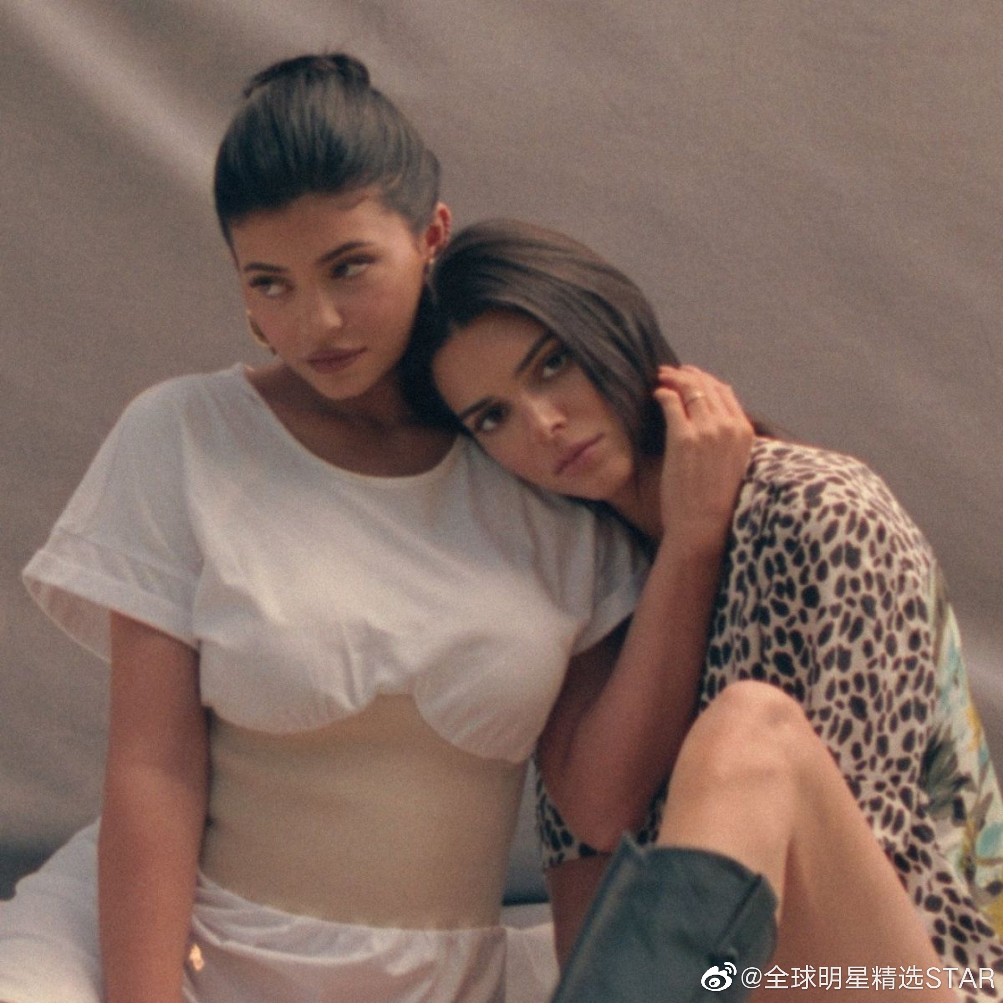 凯莉詹娜和肯豆齐上阵拍摄海报镜头前妩媚动人性感极了