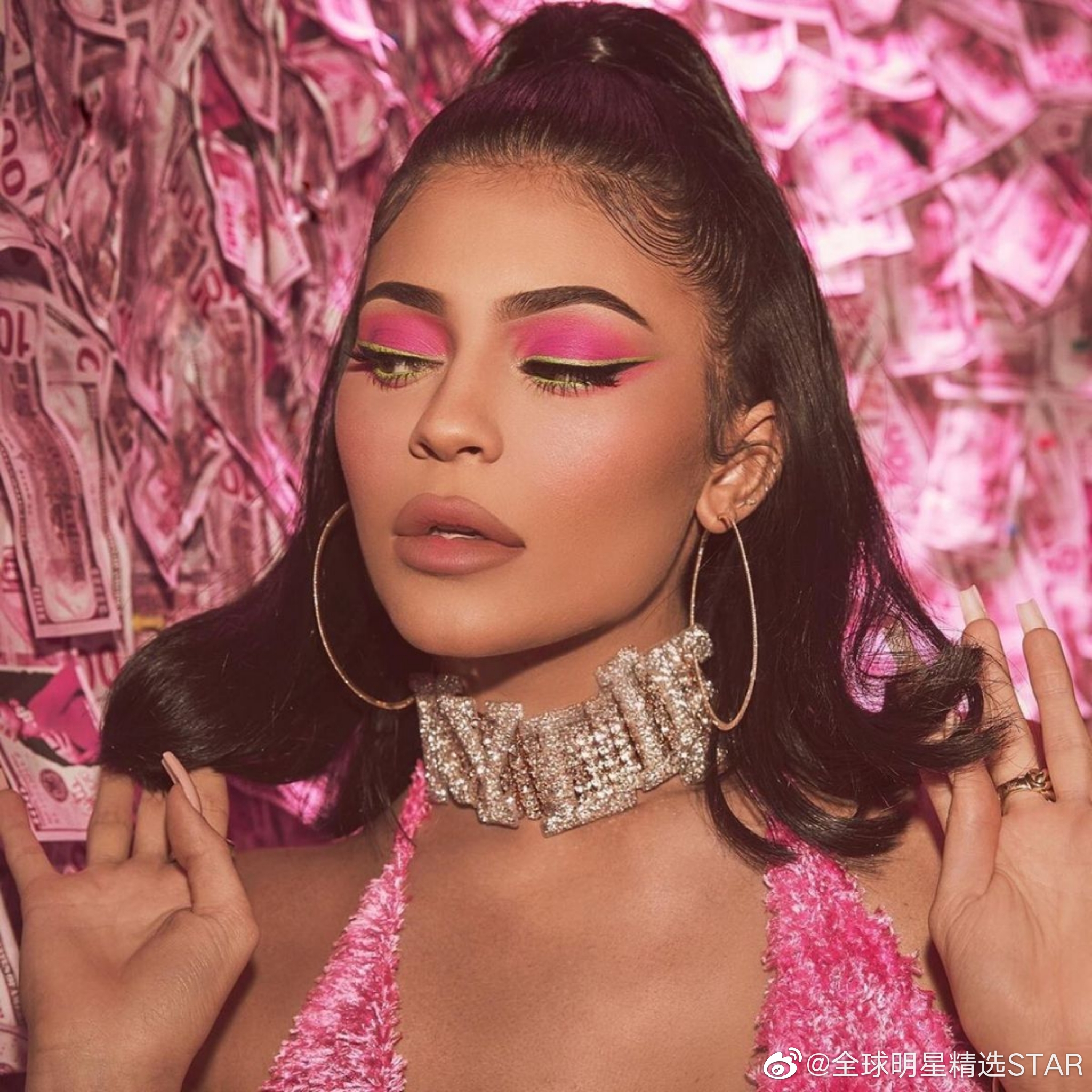 近日,凯莉·詹娜为自己的velvet liquid口红系列拍摄了海报照片.