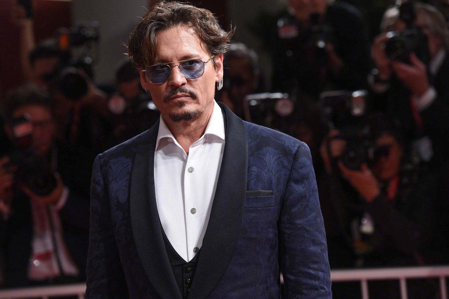 《等待野蛮人》红毯,约翰尼·德普西装亮相,和影迷们互动非常有爱