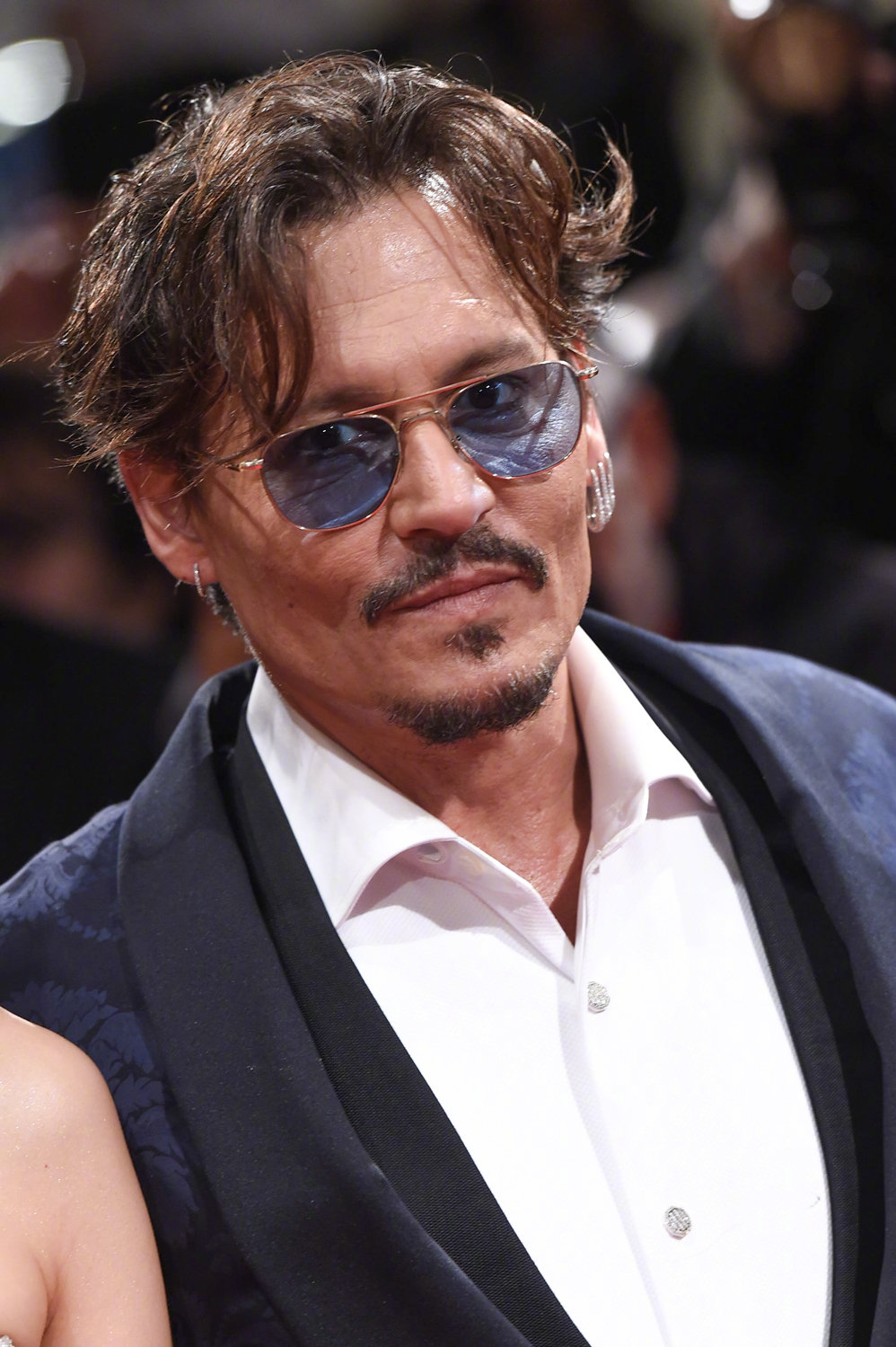 《等待野蛮人》红毯,约翰尼·德普西装亮相,和影迷们互动非常有爱