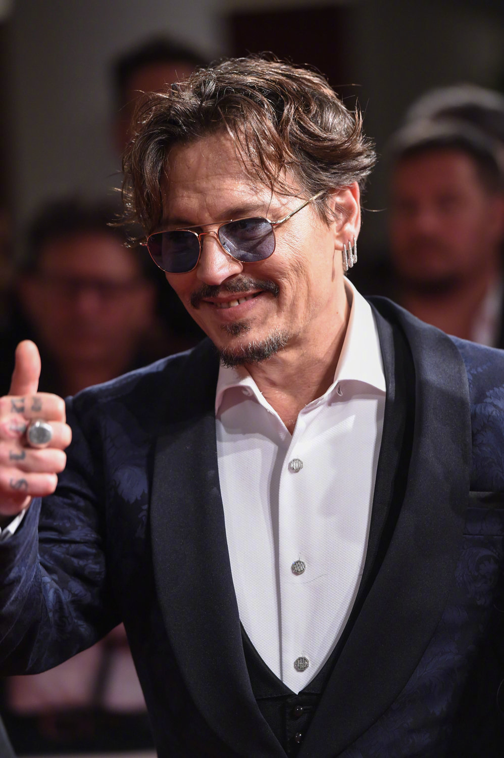 《等待野蛮人》红毯,约翰尼·德普西装亮相,和影迷们互动非常有爱