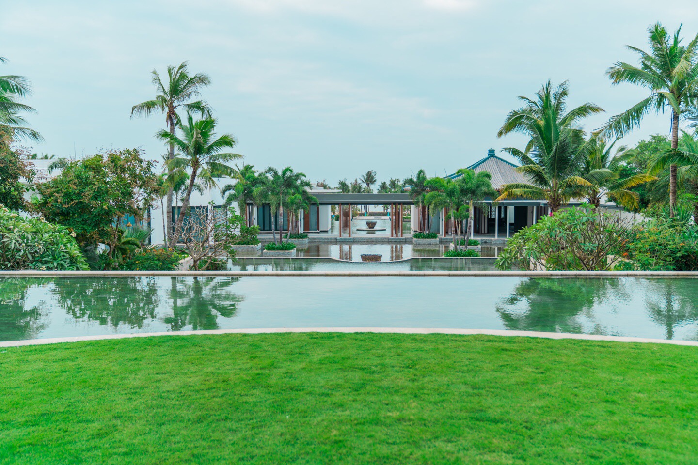 宁静的三亚陵水湾惬意的嘉佩乐酒店清晨坐在沙发上喝一杯咖啡唤醒