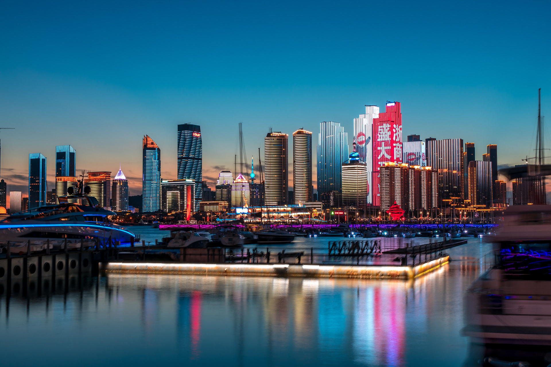 青岛夜之阑珊只有面对大海潮起潮落时才知道什么是海阔天空