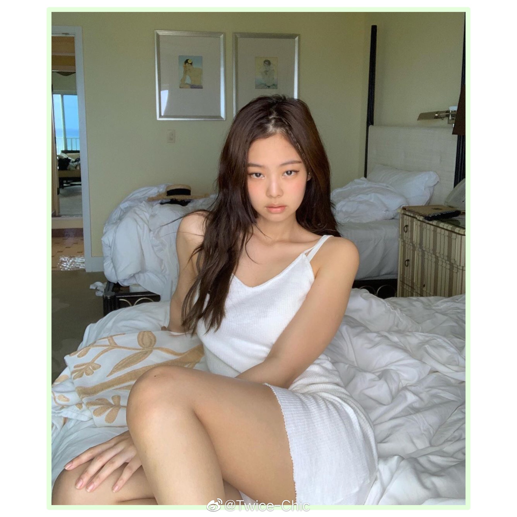 jennie | blackpink女孩在夏威夷. 白色吊带,蓝色眼线,酷黑连衣裙