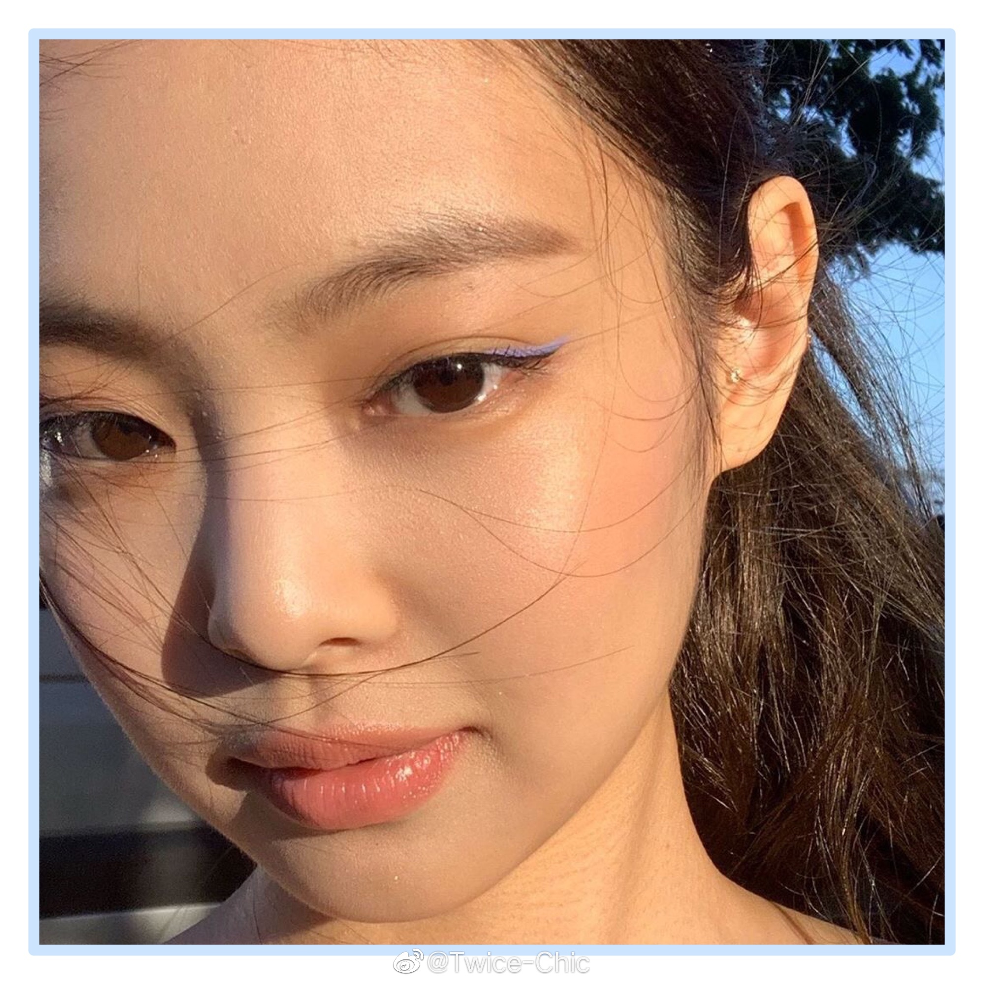 jennie | blackpink女孩在夏威夷. 白色吊带,蓝色眼线,酷黑连衣裙