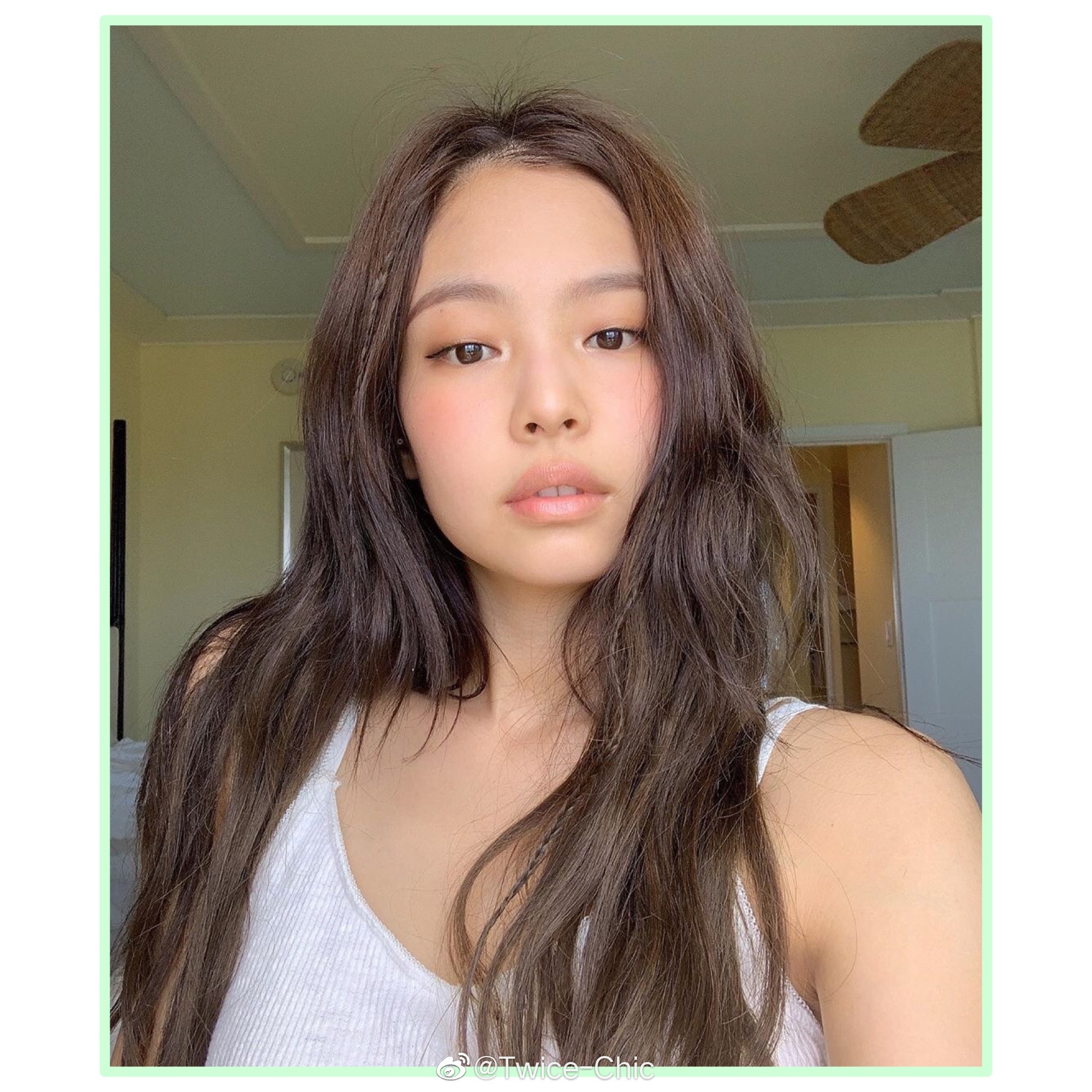 jennie | blackpink女孩在夏威夷. 白色吊带,蓝色眼线,酷黑连衣裙