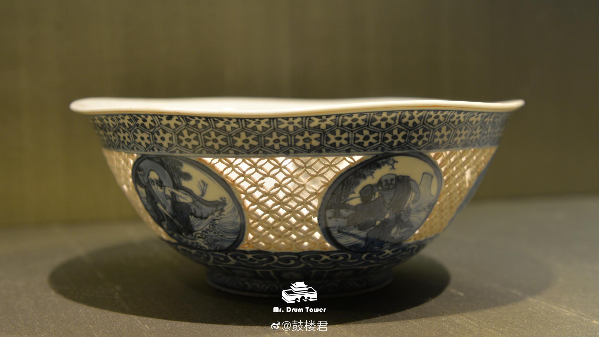 清·康熙 青花镂空开光人物图碗苏州博物馆藏