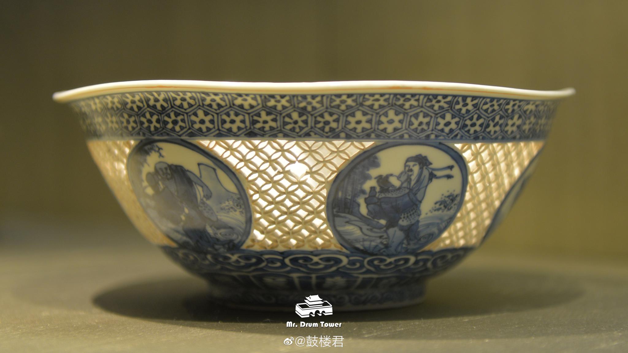 清·康熙 青花镂空开光人物图碗苏州博物馆藏