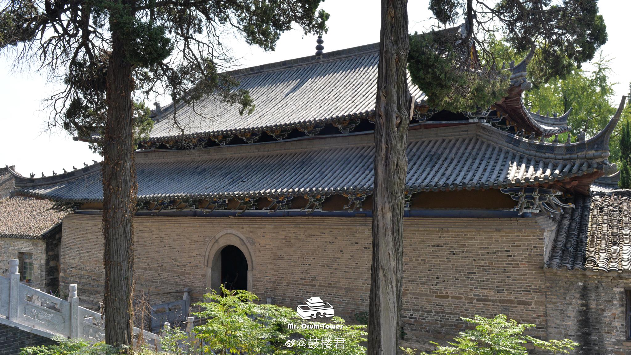 大殿面阔五间进深三间,重檐歇山顶