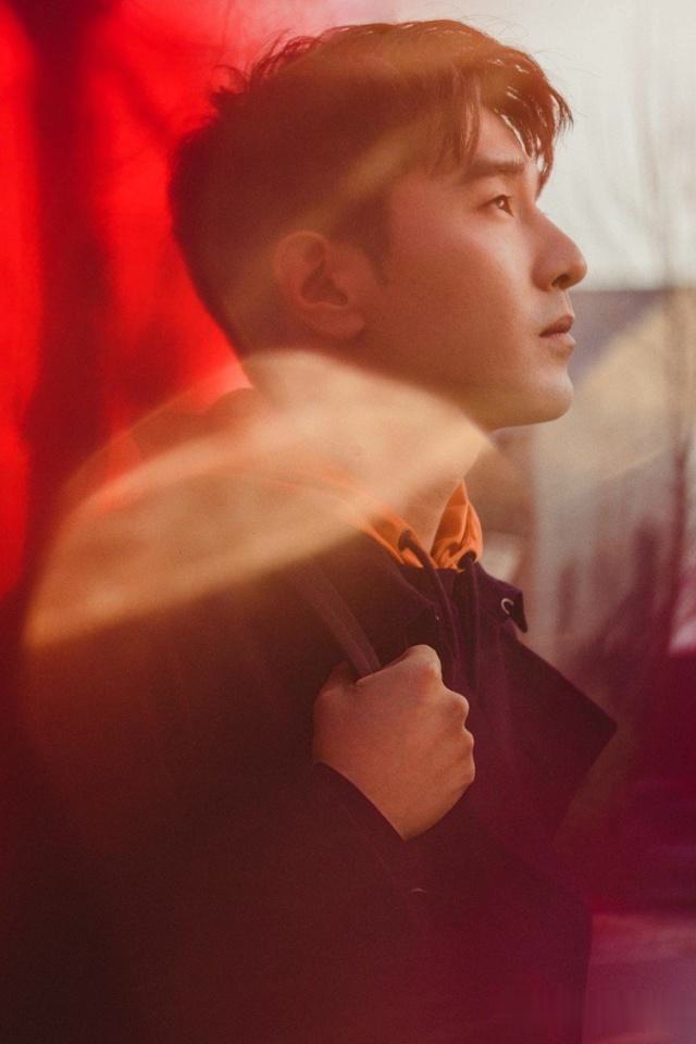 赵又廷赴纽约时尚周看boss大秀,网友微博回应:造型太帅了!