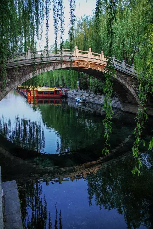 解放阁下,白石桥边,黑虎泉旁,杨柳随风飘荡,清澈的河水由众泉汇流而成